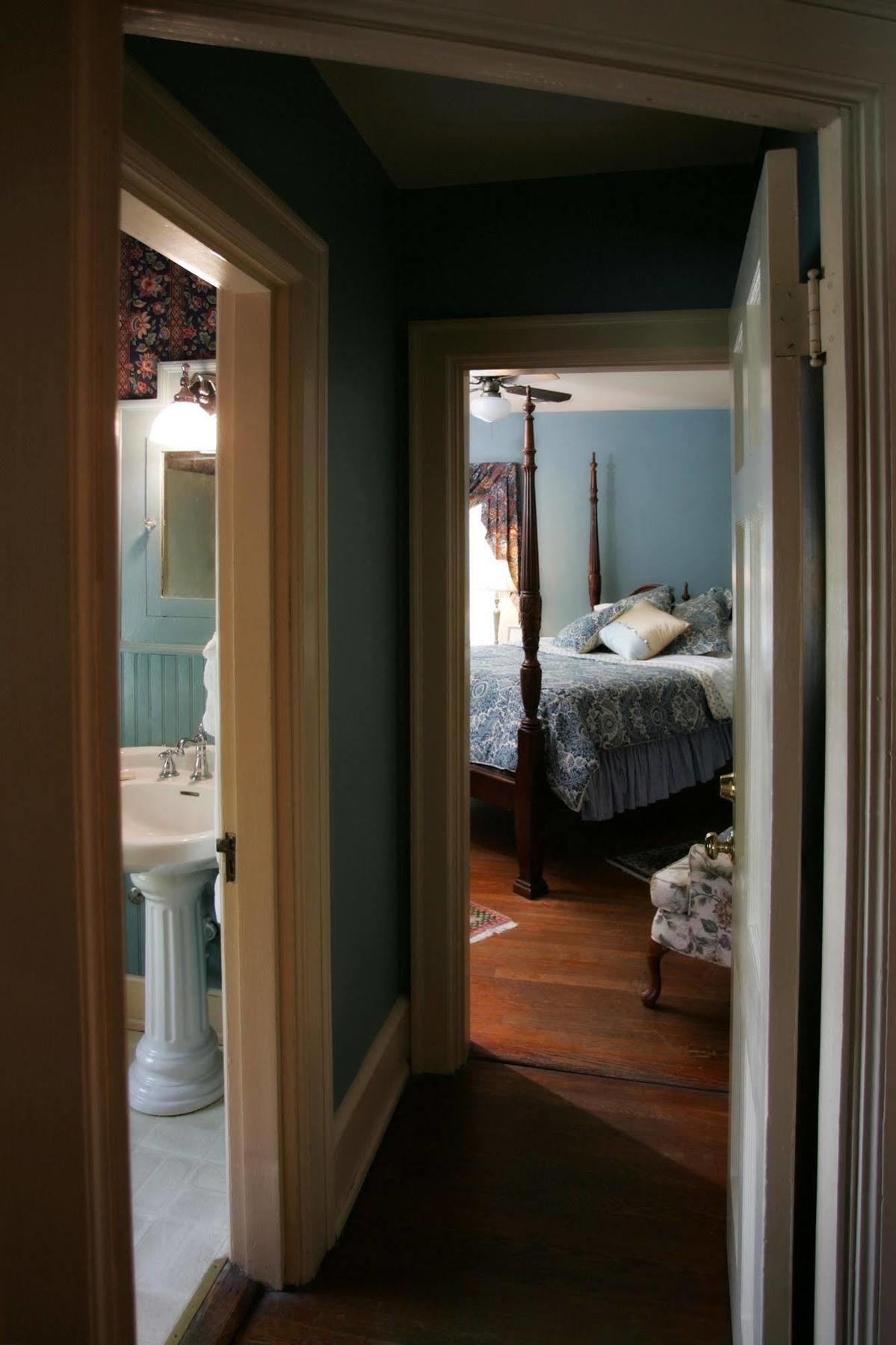 Williamsburg Manor B&B Стая снимка