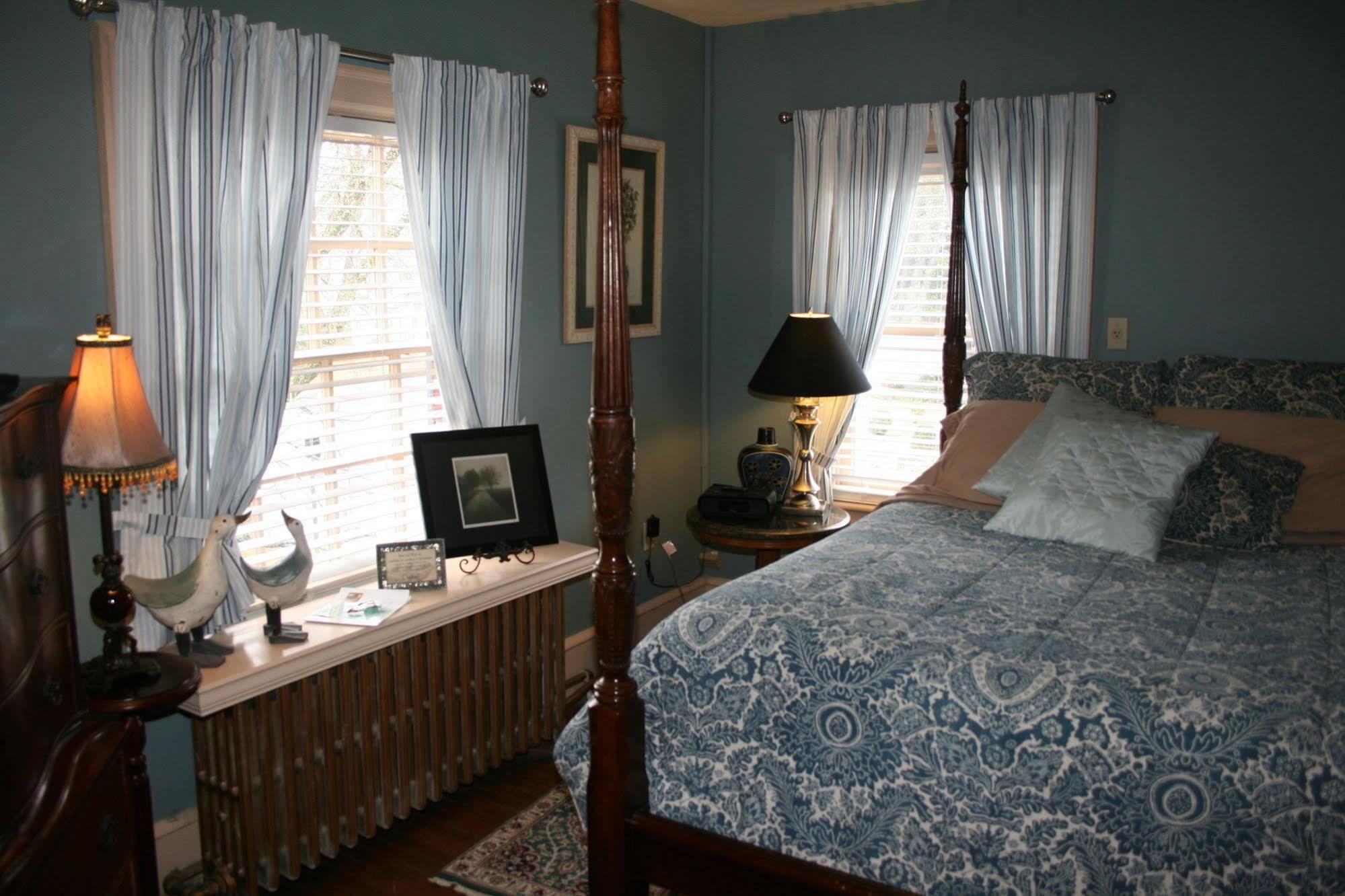 Williamsburg Manor B&B Стая снимка